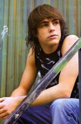 Cinco posturas que tiene un hombre enamorado