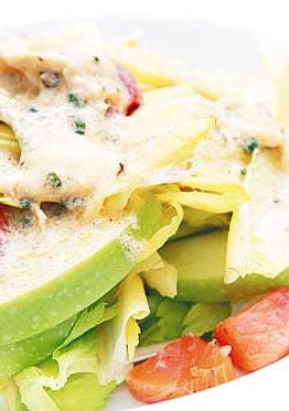 Ensalada de manzana con salsa rosa