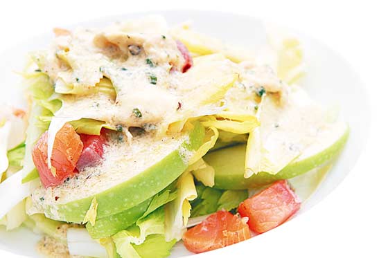 Ensalada de manzana con salsa rosa