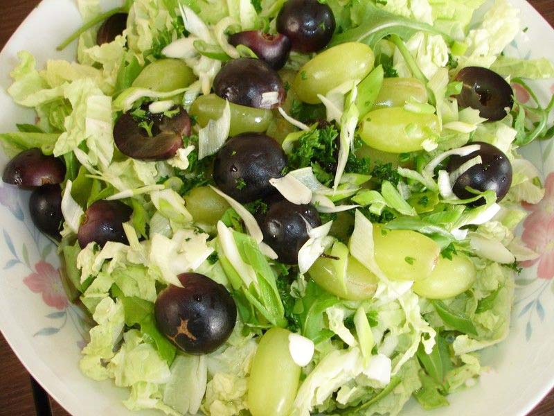 Ensalada de repollo con uvas