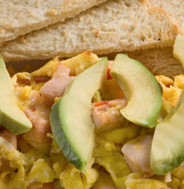  Huevos revueltos con aguacate
