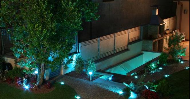 Tips para iluminar el jardín