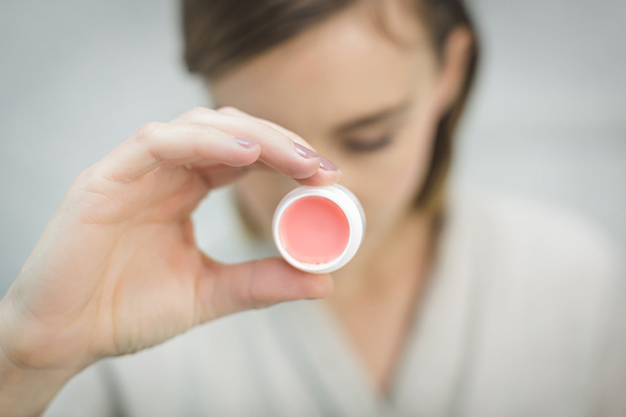 Maquillar los labios con tonos oscuros