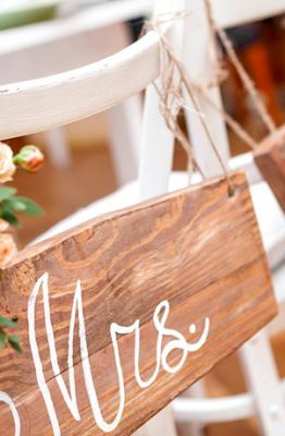 Cómo decorar las sillas en una boda