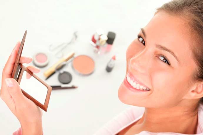 Utilise du maquillage qui correspond à la couleur de ta peau.