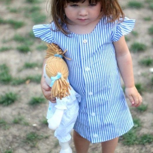 Cómo convertir una camisa masculina en un vestido de niña