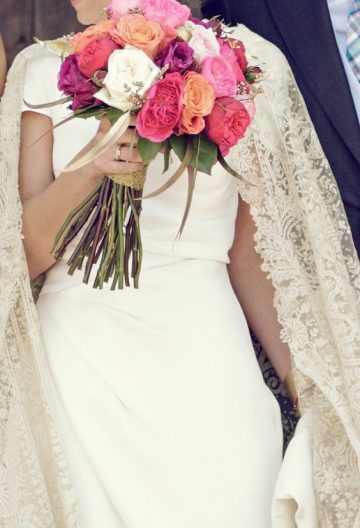 Vestido de novia con capa y velo